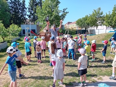 Kam dřív skočit? - ZŠ a MŠ Šindlovy Dvory
