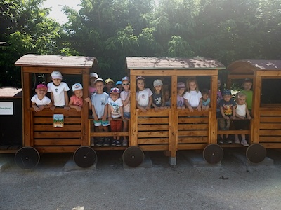 Školkový výlet do říše divů v Roseči - ZŠ a MŠ Šindlovy Dvory