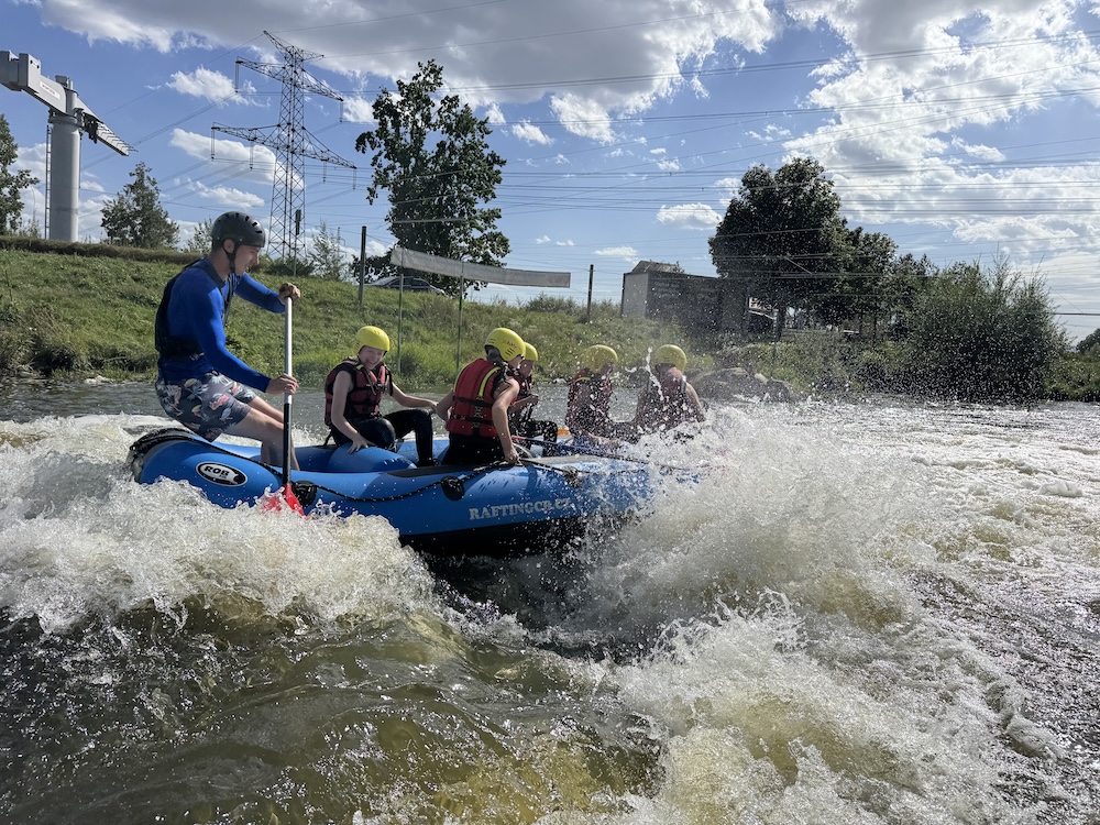Na kole, na vodě i u táboráku: Adaptační kurz úspěšně odstartoval - ZŠ a MŠ Šindlovy Dvory