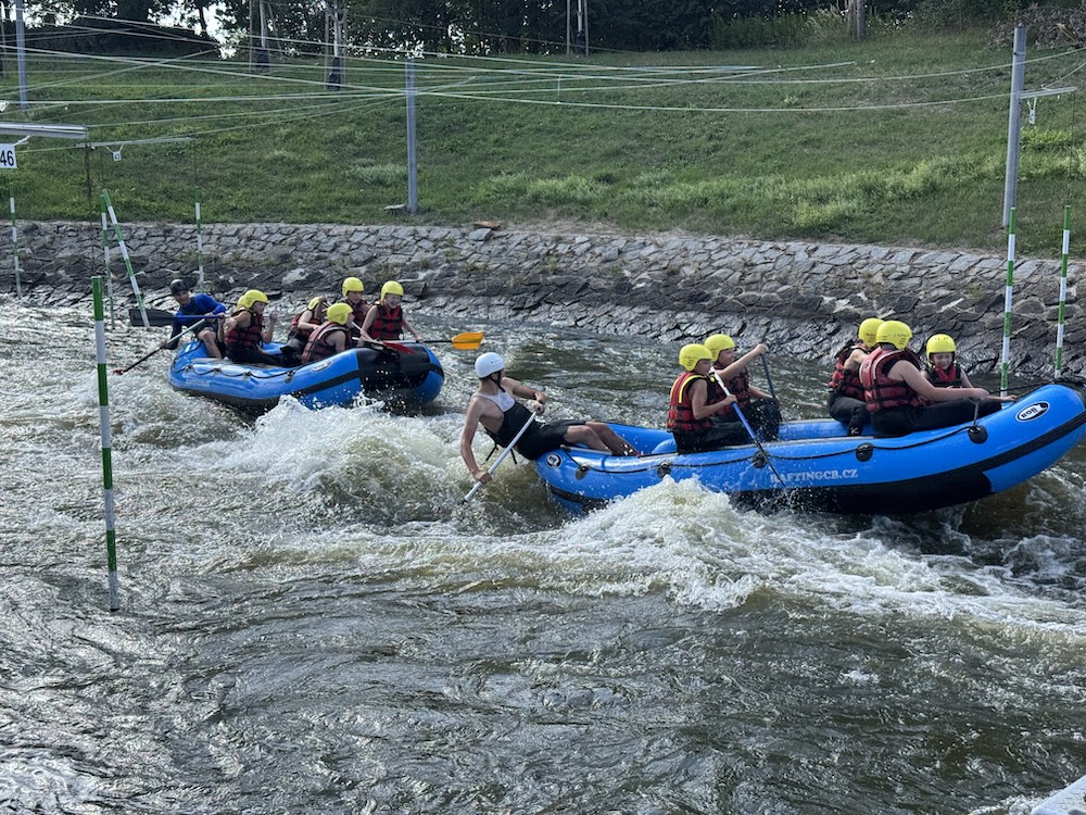 Na kole, na vodě i u táboráku: Adaptační kurz úspěšně odstartoval - ZŠ a MŠ Šindlovy Dvory