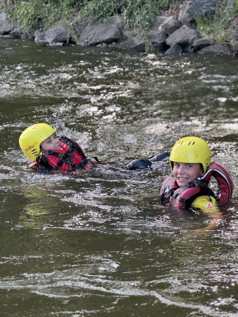 Na kole, na vodě i u táboráku: Adaptační kurz úspěšně odstartoval - ZŠ a MŠ Šindlovy Dvory