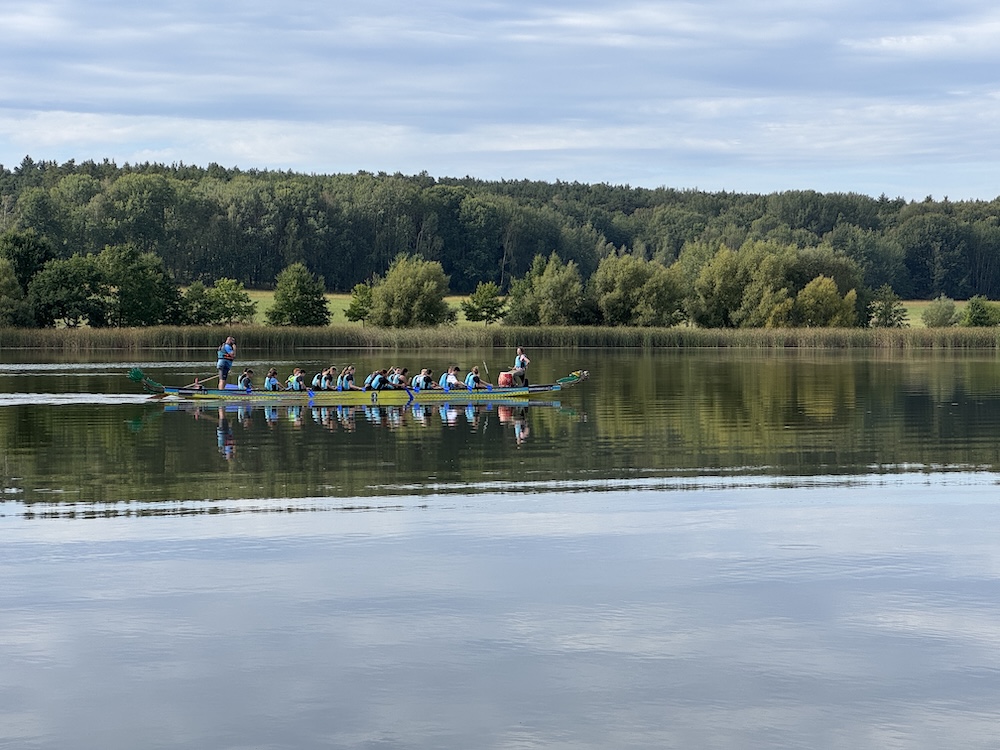 Dračí lodě rozčeřily vody Šindovského rybníku - ZŠ a MŠ Šindlovy Dvory