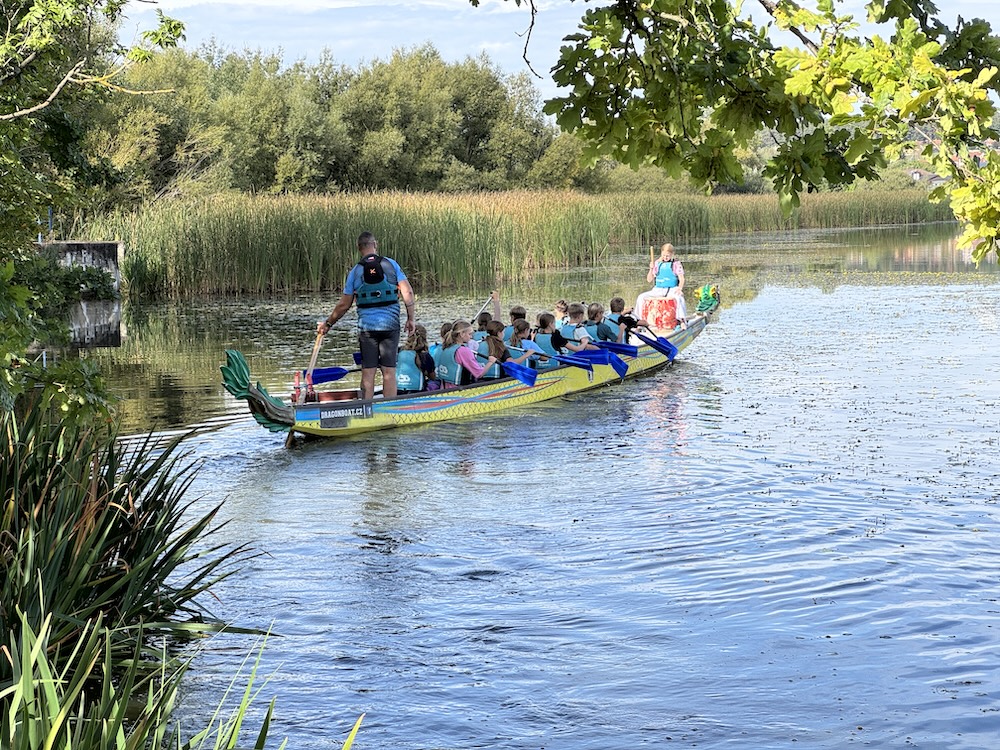 Dračí lodě rozčeřily vody Šindovského rybníku - ZŠ a MŠ Šindlovy Dvory